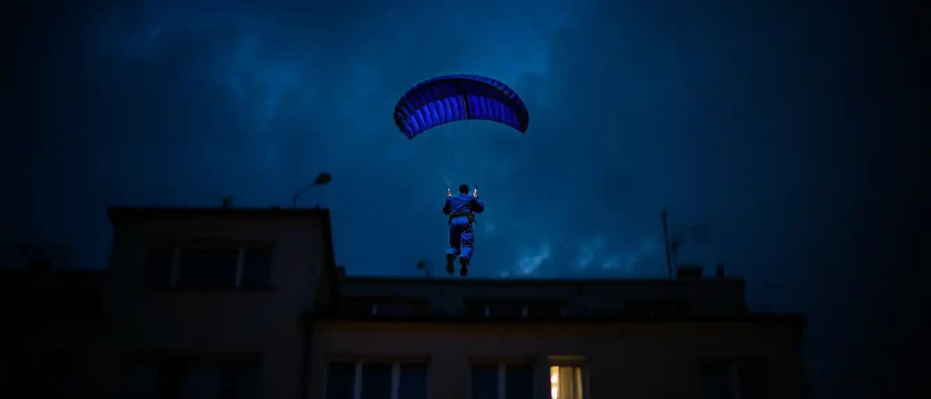 Неудачный дубль или праздничный перформанс: в Петербурге десантник решил повторить боевой прыжок прямо из окна жилого комплекса