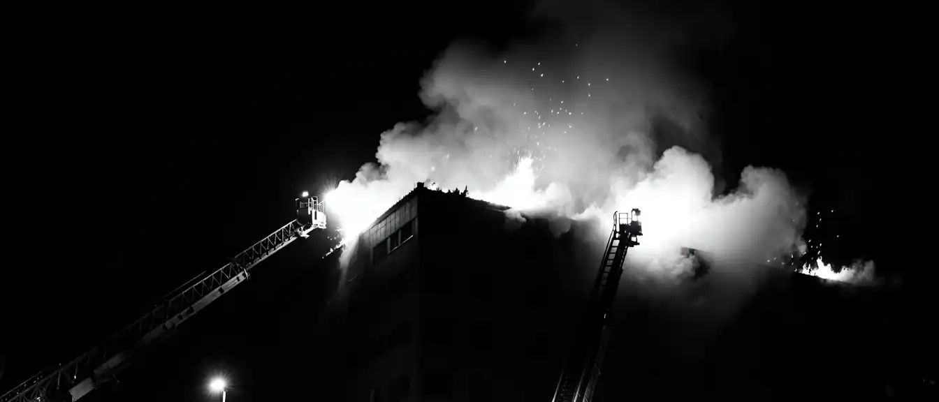 Ночной пожар на Лиговском: петербургские пожарные ликвидировали возгорание на крыше здания
