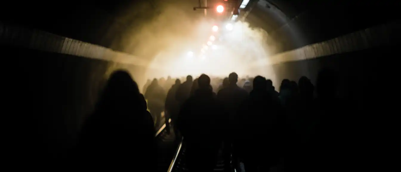 Хаос в тоннелях: пожар в метро Барселоны обернулся массовой эвакуацией и десятками пострадавших