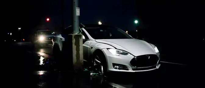 Смертельная ошибка на улице Калинина: в центре Энгельса Tesla протаранила опору ЛЭП