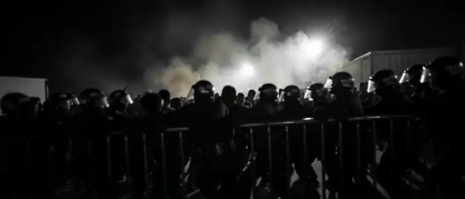 Попытка штурма: в испанской Сеуте полиция пресекла беспорядки в иммигрантском центре