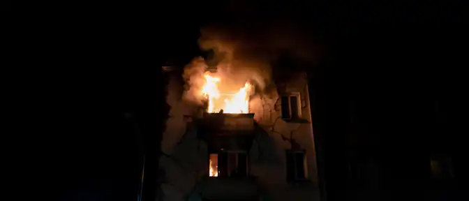 Огонь возвращается: в центре столицы снова охвачен пламенем жилой дом