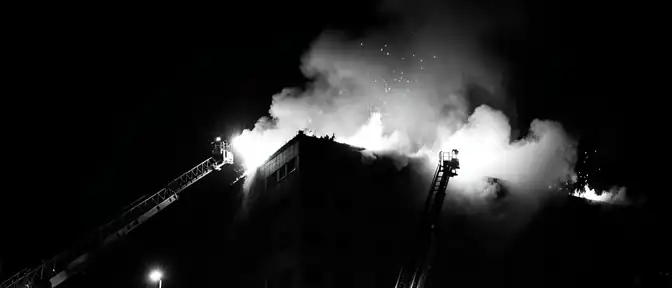 Ночной пожар на Лиговском: петербургские пожарные ликвидировали возгорание на крыше здания