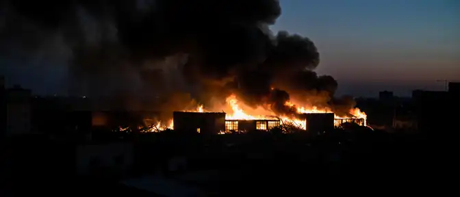 Огонь охватил огромную территорию в Дарницком районе столицы