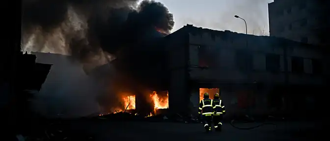 Пожарные подразделения Москвы ликвидируют возгорание в заброшенном строении на востоке столицы