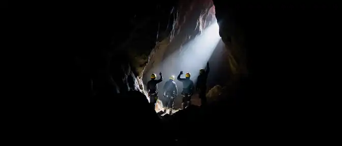 Спасенные из Красной пещеры в Крыму любители спелеологии сохраняют бодрость духа после операции МЧС России