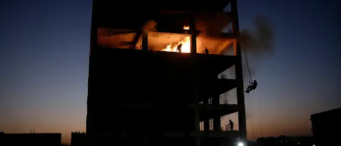 В районе улицы Берзарина на северо-западе Москвы горит строящийся многоэтажный жилой дом